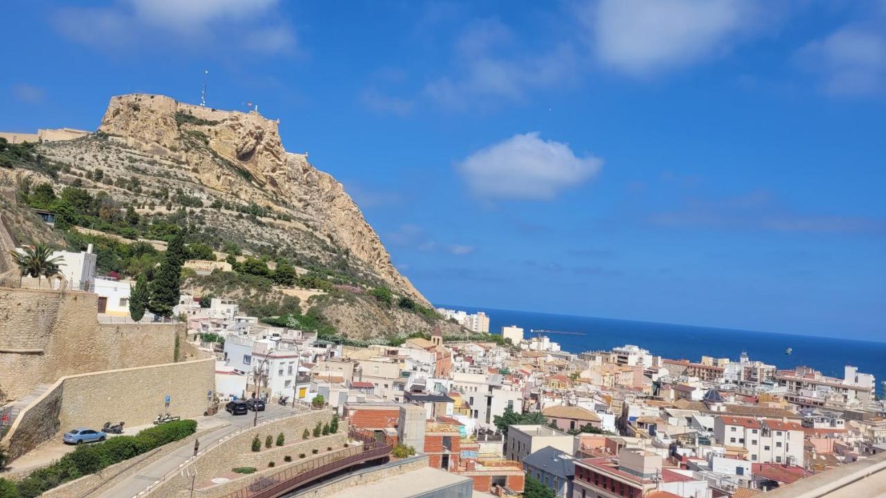 Corazon De Alicante Con Vistas Al Mar Y Al Castillo Exterior photo