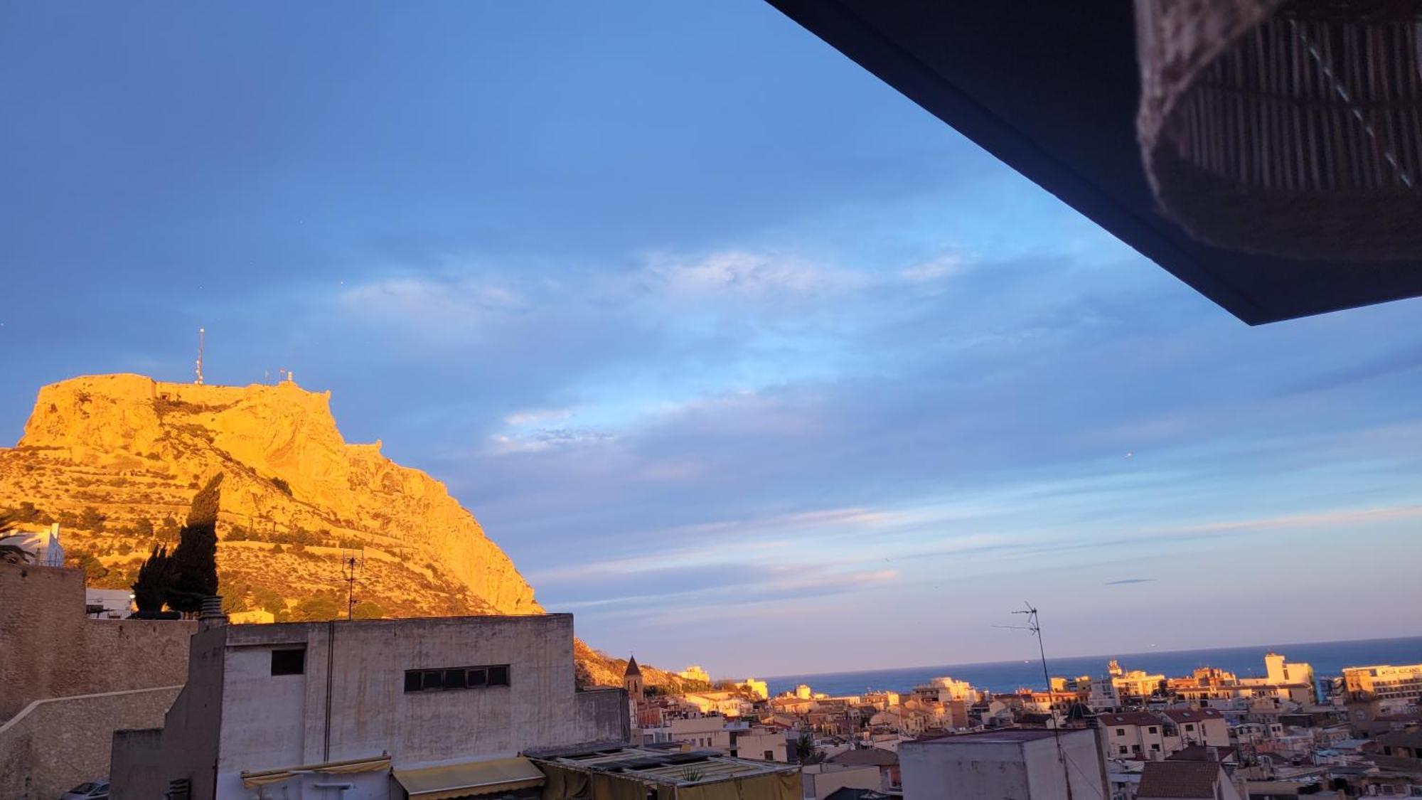 Corazon De Alicante Con Vistas Al Mar Y Al Castillo Exterior photo