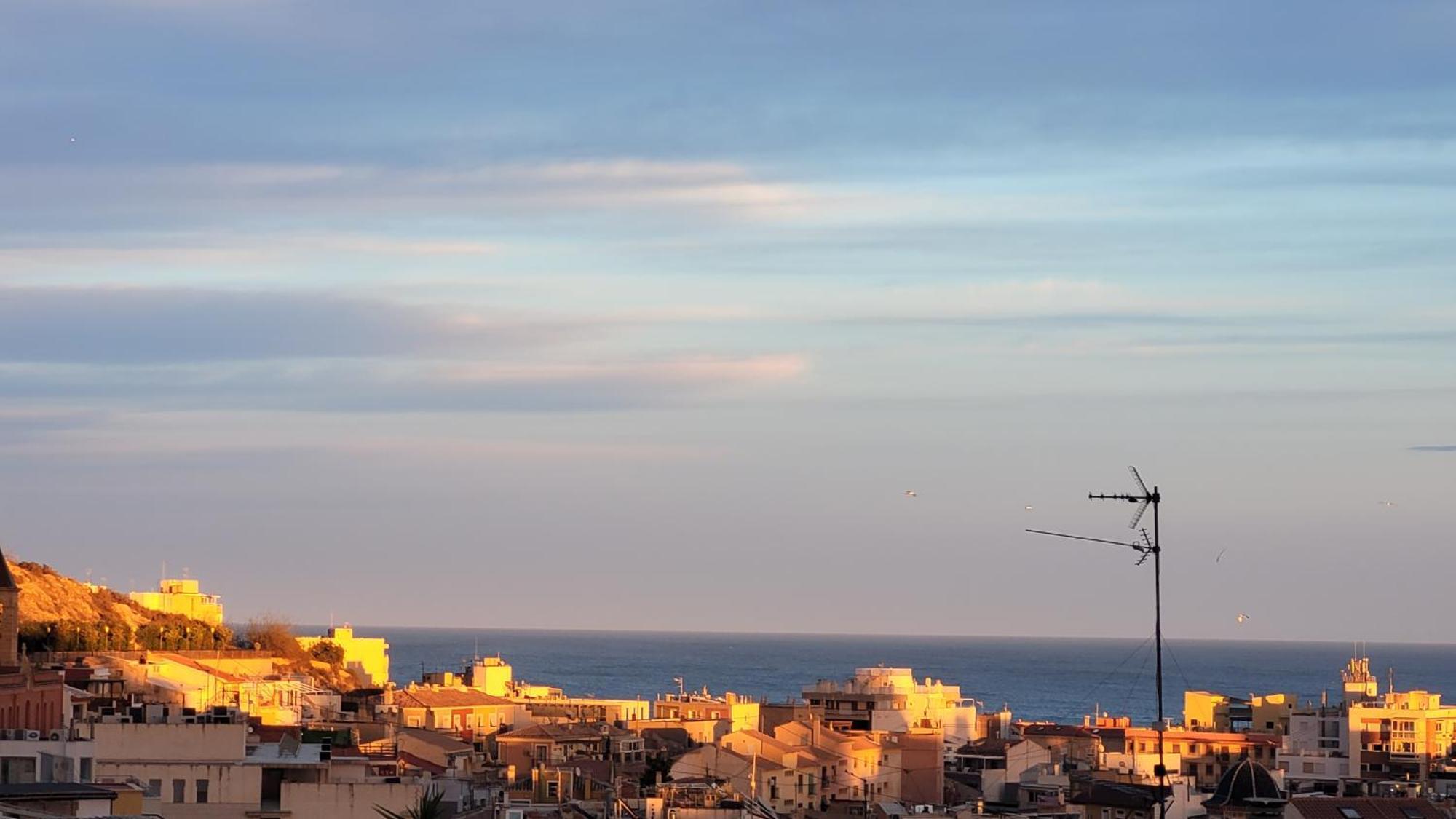 Corazon De Alicante Con Vistas Al Mar Y Al Castillo Exterior photo